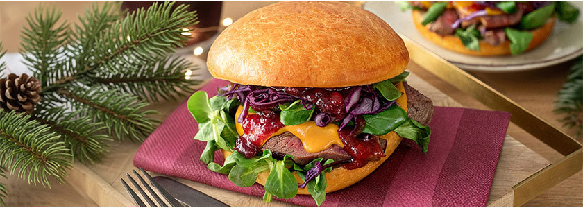 Roast beef burger with cranberry sauce
