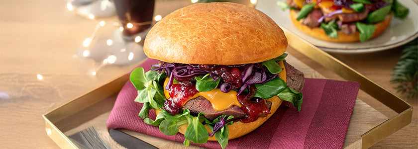 Roast beef burger with cranberry sauce