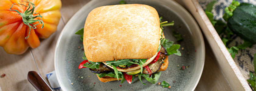 Halloumi burger with grilled vegetables