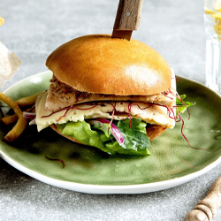 Glossy Brioche Burger, sliced, 4 inch